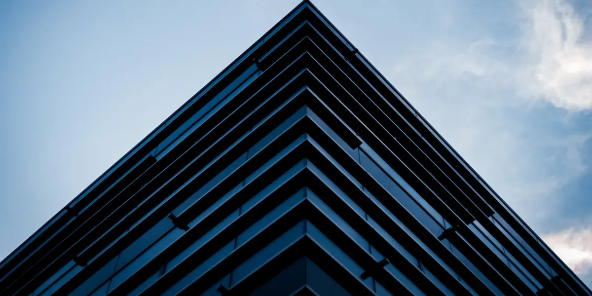 Nowoczesny budynek architektoniczny w Warszawie na tle błękitnego nieba