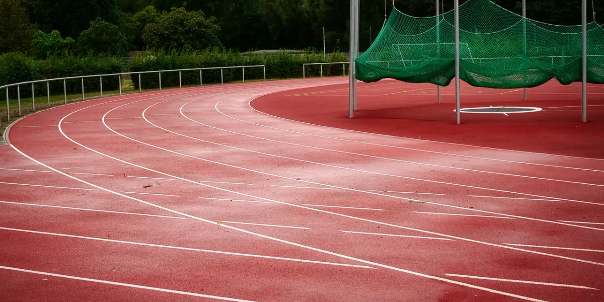 Pusta czerwona bieżnia lekkoatletyczna na stadionie