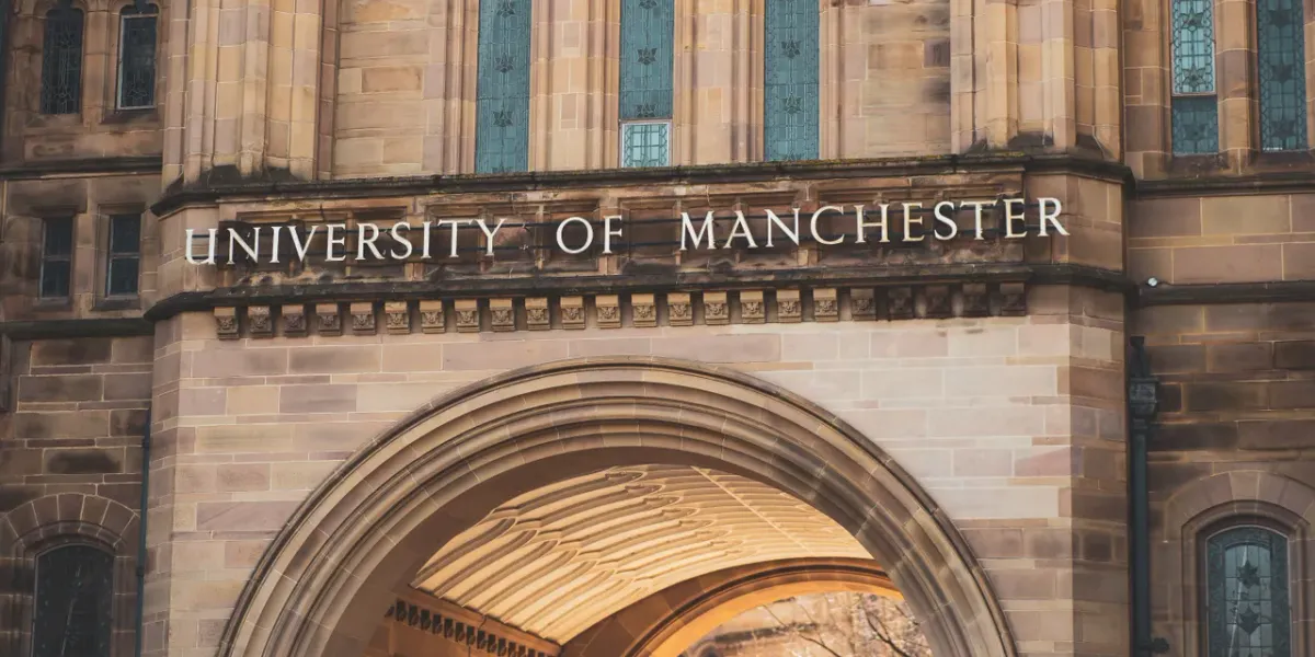 Neogotycka fasada budynku Uniwersytetu Manchesterskiego