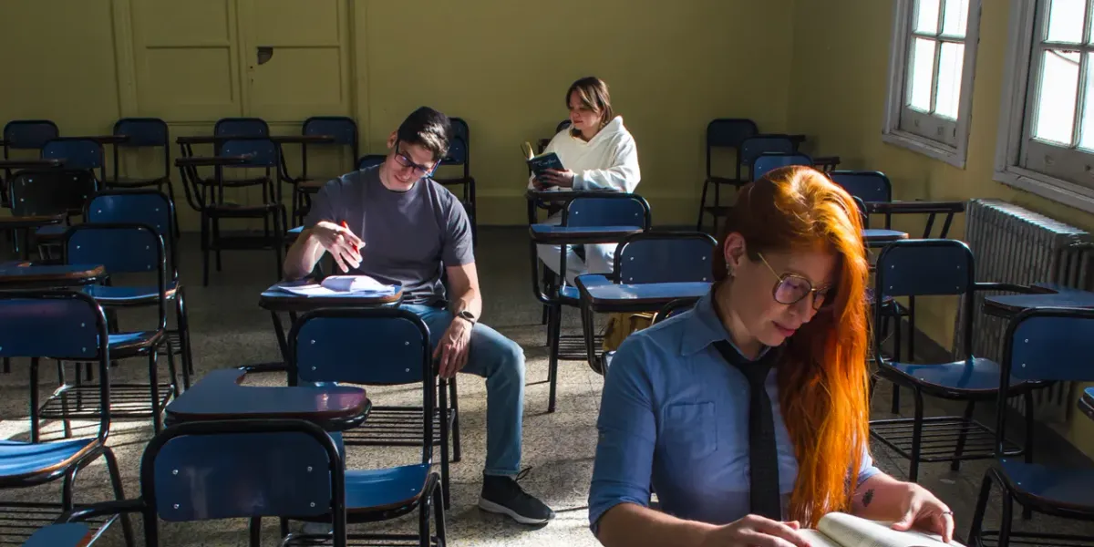 Studenci piszący egzamin w pustej sali wykładowej