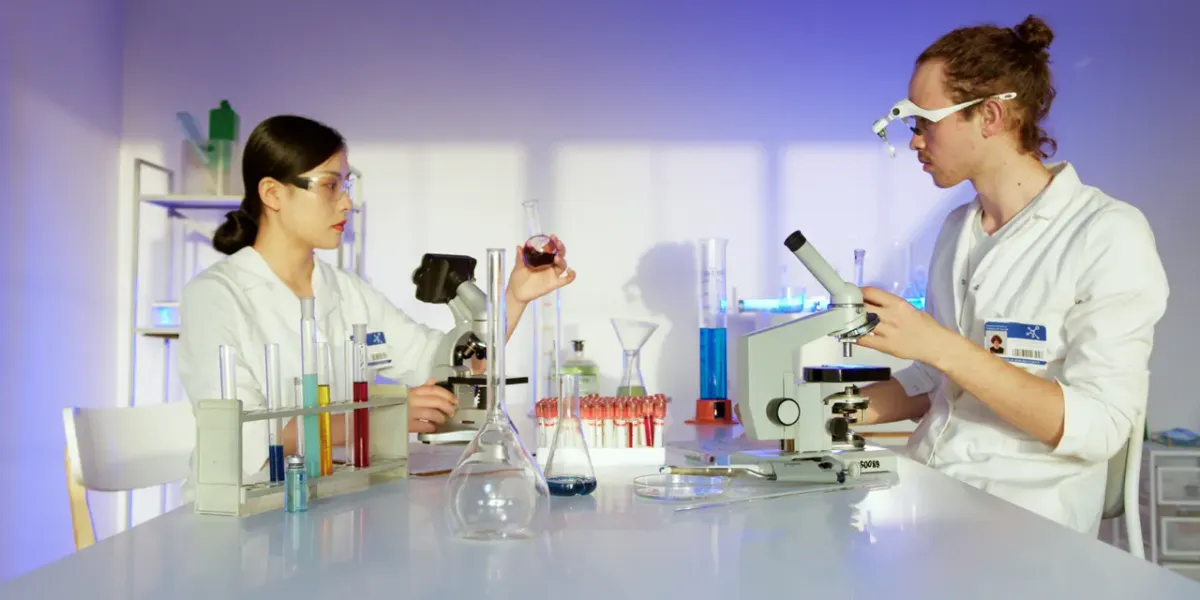 Dwoje studentów w laboratorium podczas analizy próbek