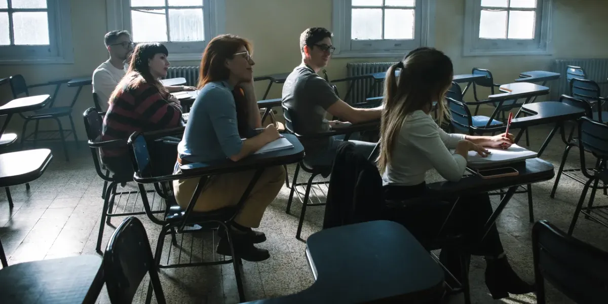 Studenci siedzący w sali wykładowej podczas zajęć