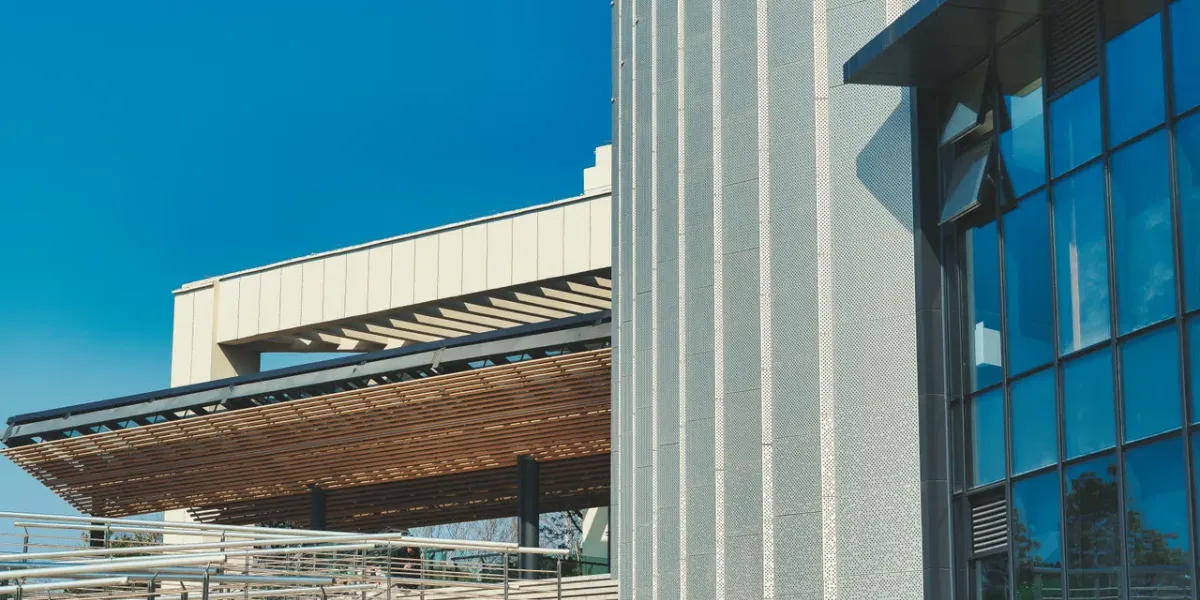 Nowoczesny, przeszklony budynek uczelni technicznej