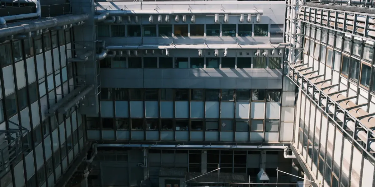 Nowoczesna fasada budynku technicznego z instalacjami przemysłowymi