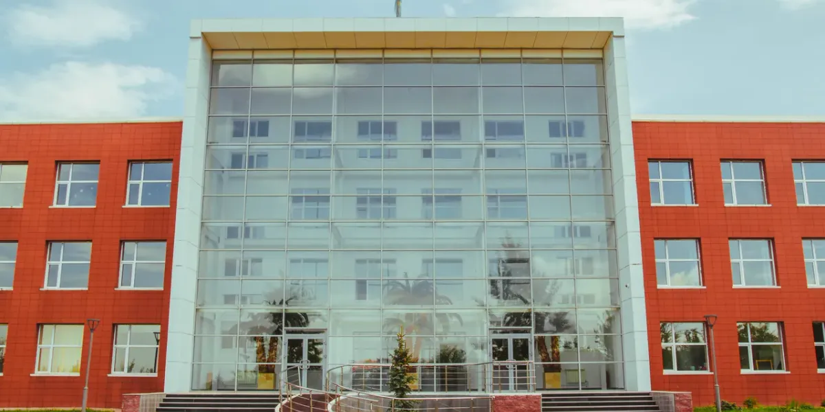 Nowoczesny gmach uczelni wyższej z przeszkloną fasadą