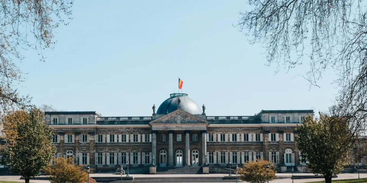 Reprezentacyjny gmach z kopułą i flagą państwową — budynek instytucjonalny