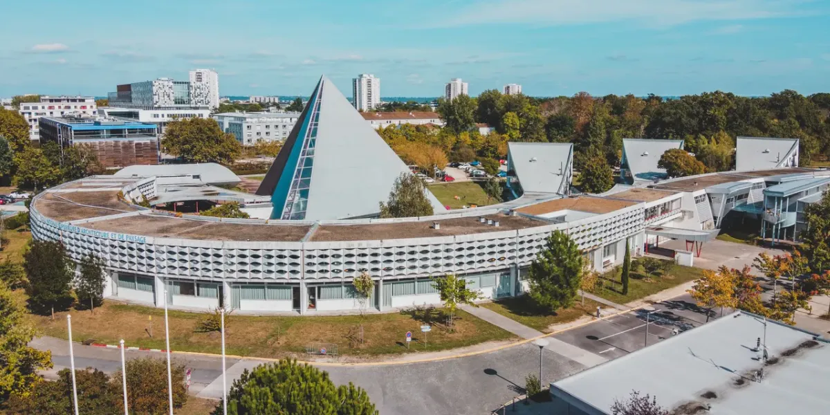 Widok z lotu ptaka na nowoczesny kampus uczelni wyższej