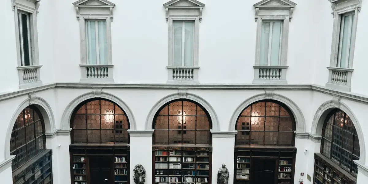 Eleganckie wnętrze atrium historycznej biblioteki uniwersyteckiej