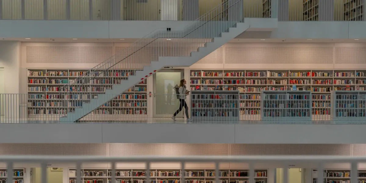 Wnętrze nowoczesnej biblioteki uniwersyteckiej z regałami książek
