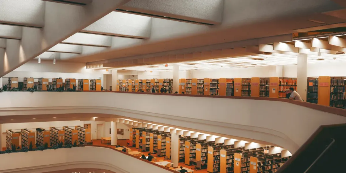 Nowoczesne, wielopiętrowe wnętrze biblioteki uniwersyteckiej