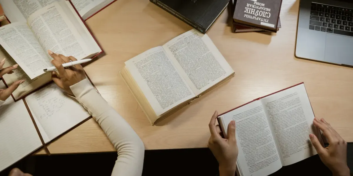 Studenci czytający i robiący notatki w bibliotece