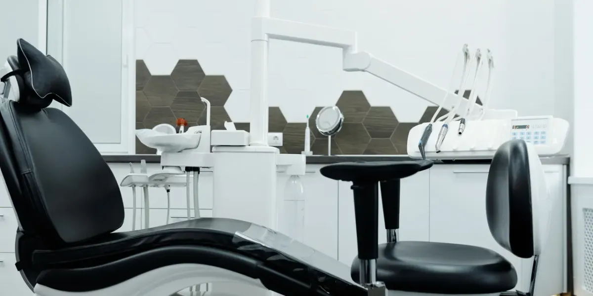 Wnętrze gabinetu stomatologicznego z fotelem i sprzętem