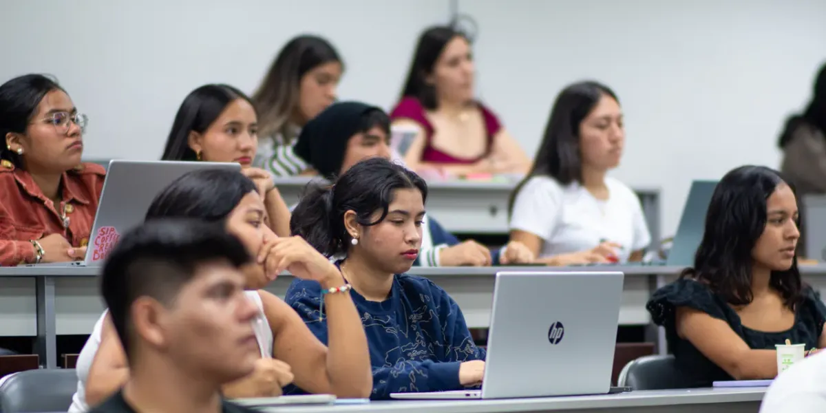 Studenci na sali wykładowej podczas zajęć na uczelni