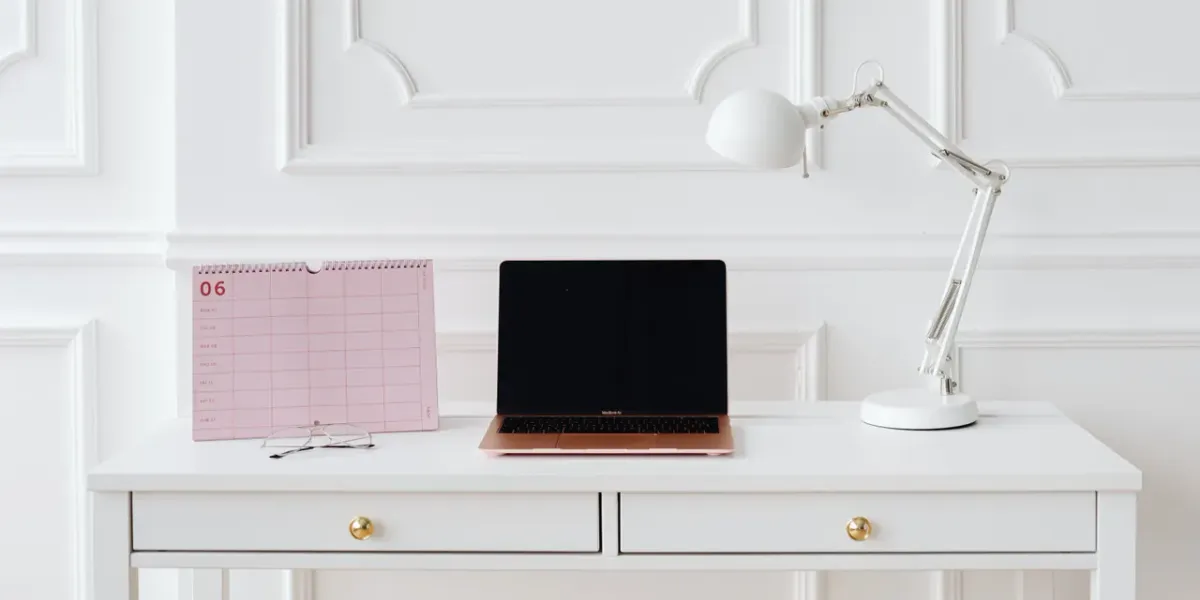 Laptop, kalendarz i notatnik na biurku