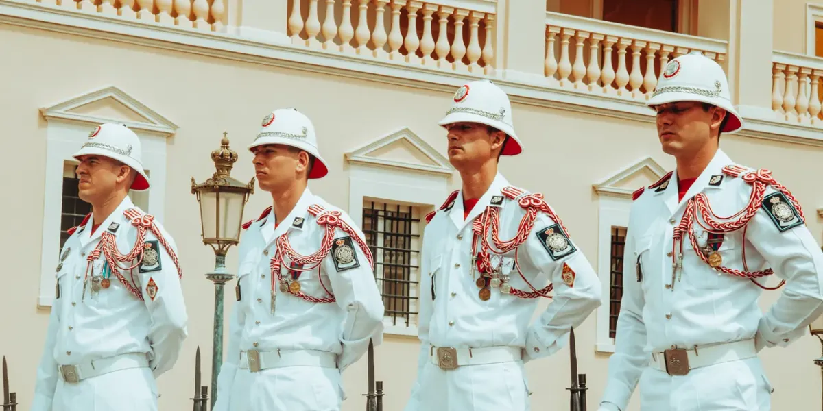 Żołnierze w ceremonialnych mundurach stojący w szeregu przed budynkiem